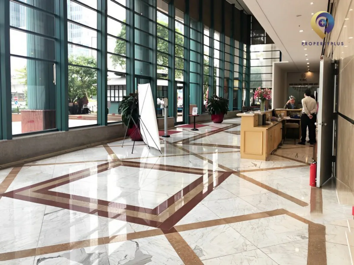 Sảnh tầng trệt tòa nhà Daeha Business Center với không gian rộng rãi, cửa kính lớn.